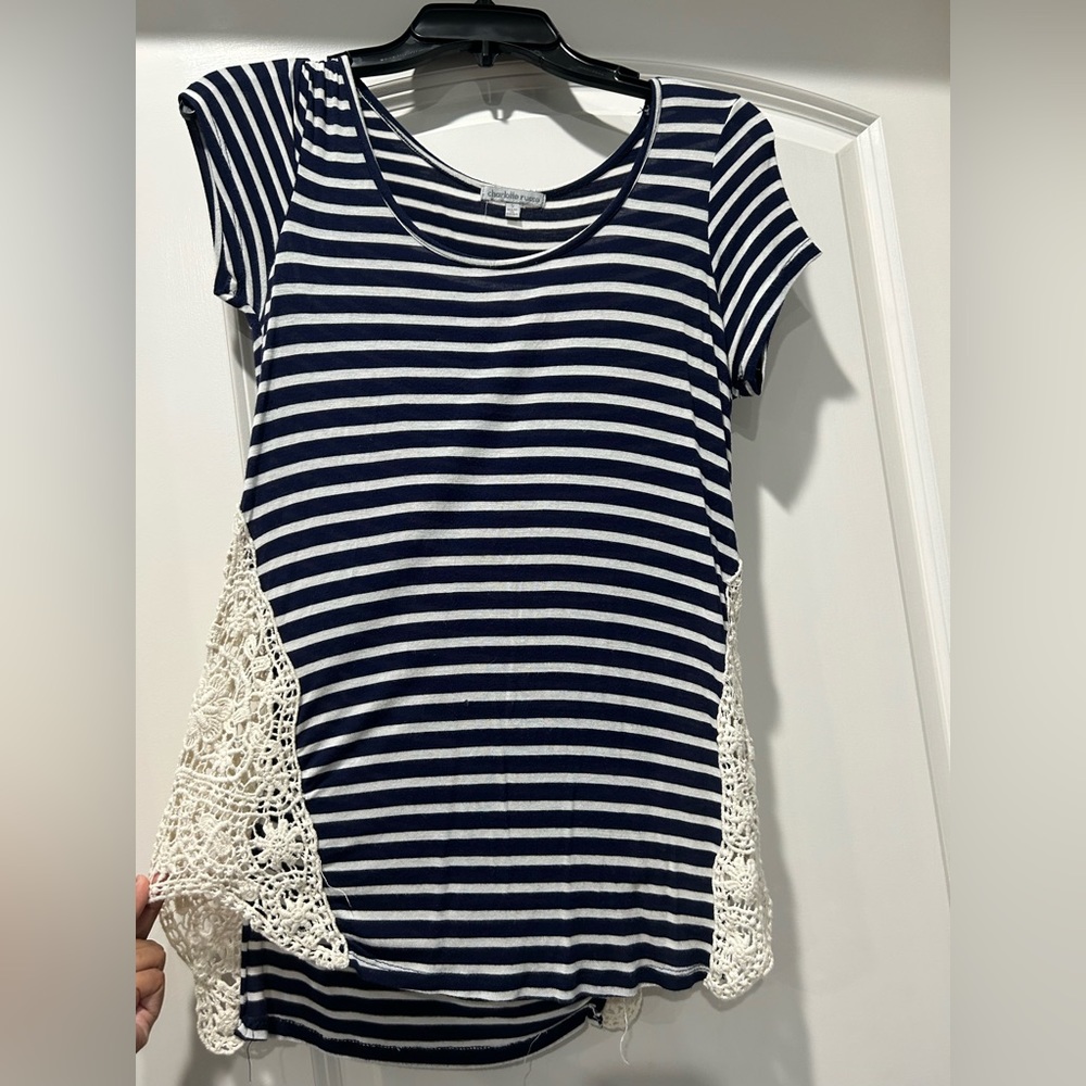 Stripped tee with lace detail